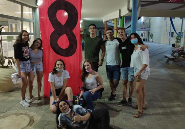 שכבת יב’ מחזור ו’ ( מחזור וגאס) נערכה אתמול בערב לקישוט בית הספר לקראת השנה החדשה.