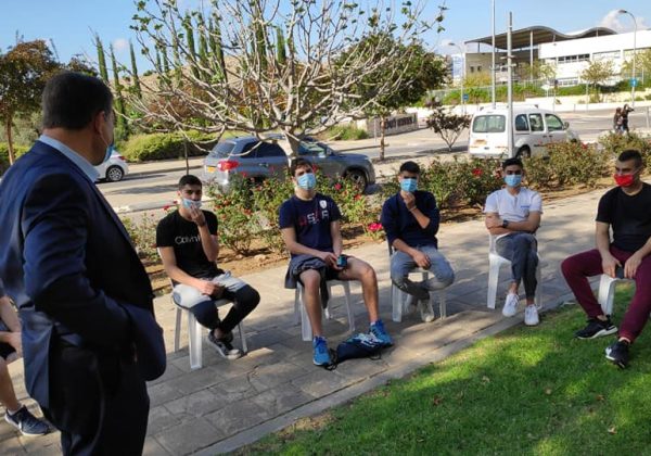 ביקור של ראש העיר עם תלמידי בית הספר באוויר הפתוח
