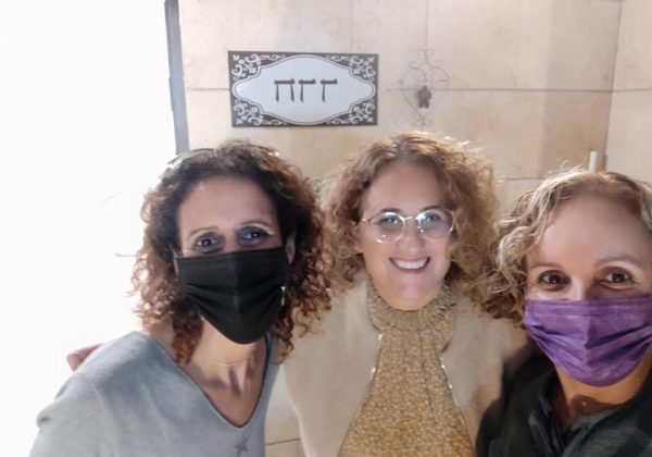 יום המורה- צוות הנהגה הורי אורט עירוני ד’ מפתיע את המורים בביתם ומעניק תשורה כאות הוקרה על העשייה הרבה